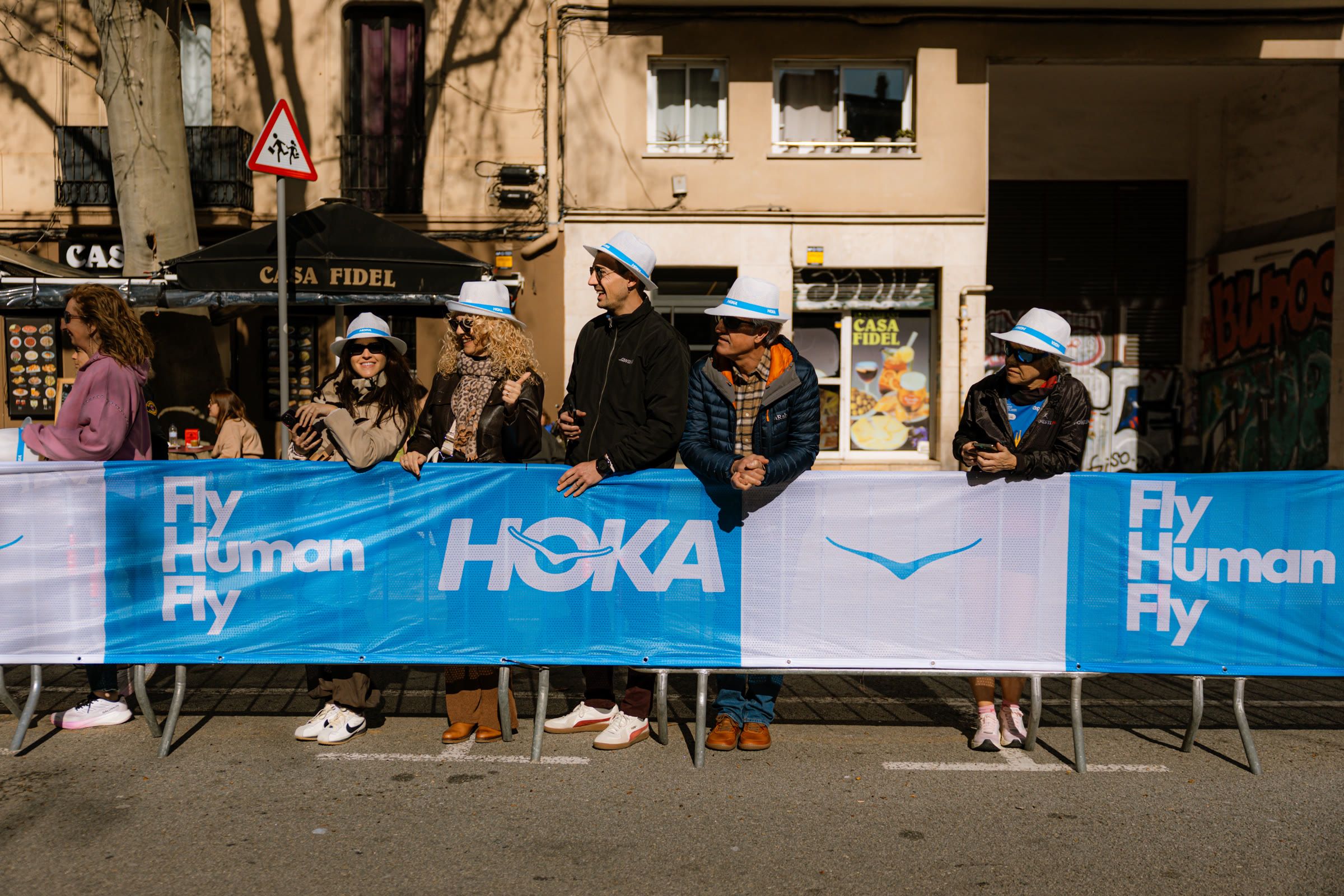 Corredores de la Maratón de Barcelona pasando por delante de la Sagrada Familia