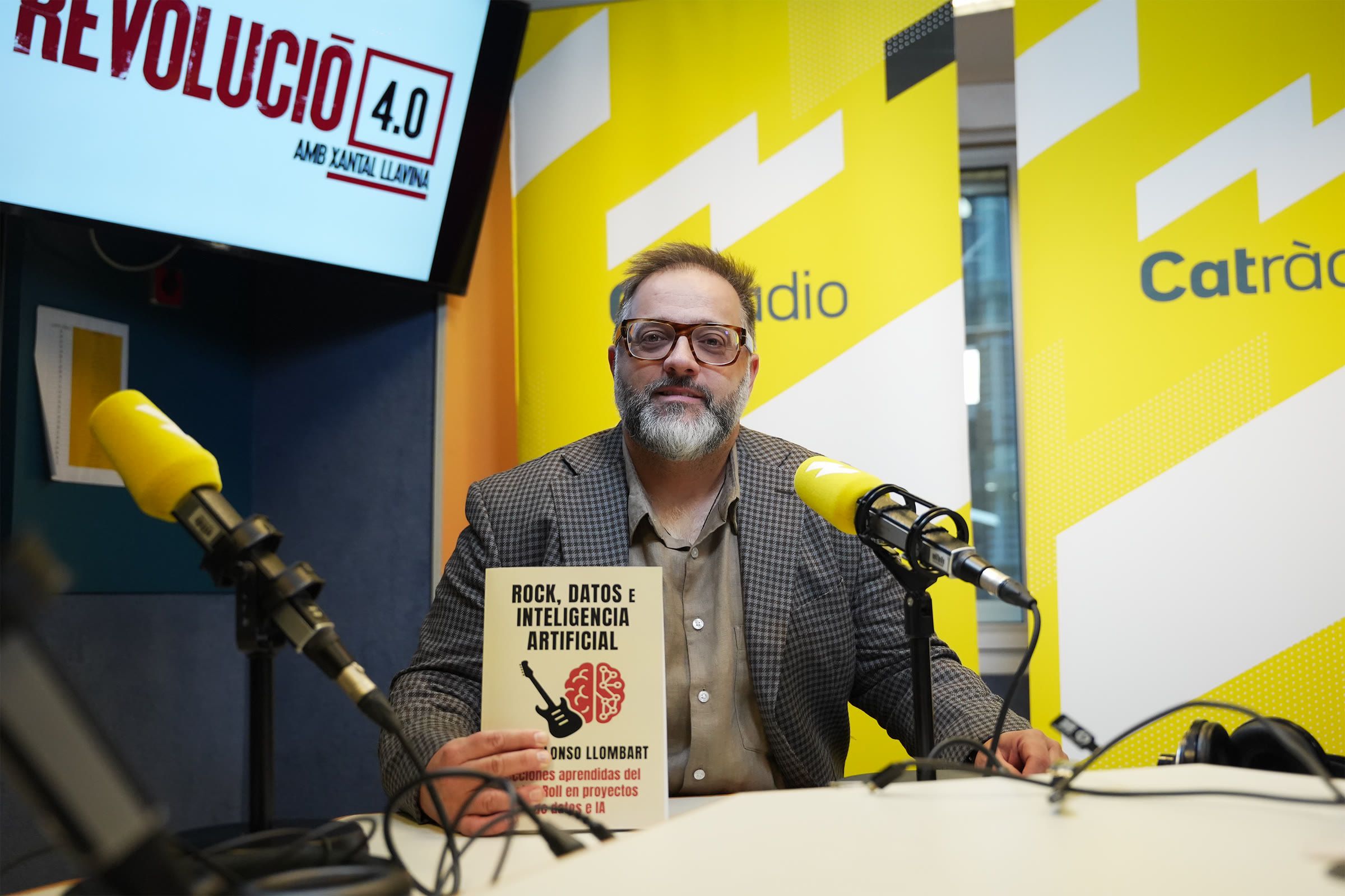 A guest on Revolució 4.0 in the Catalunya Ràdio studio