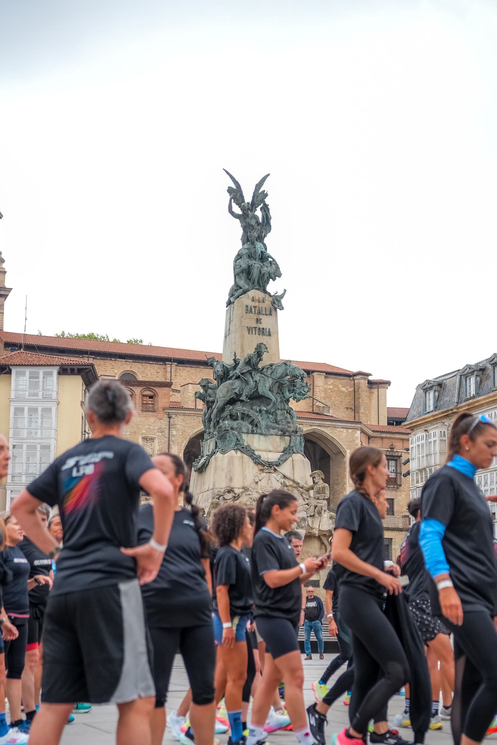 Corredores de la quedada de Skechers en el centro de Vitoria-Gasteiz