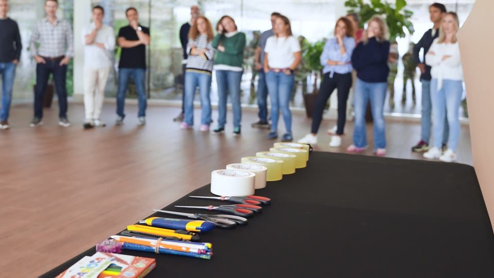 Equipo de AQ Acentor reunido en una sala durante un evento de empresa