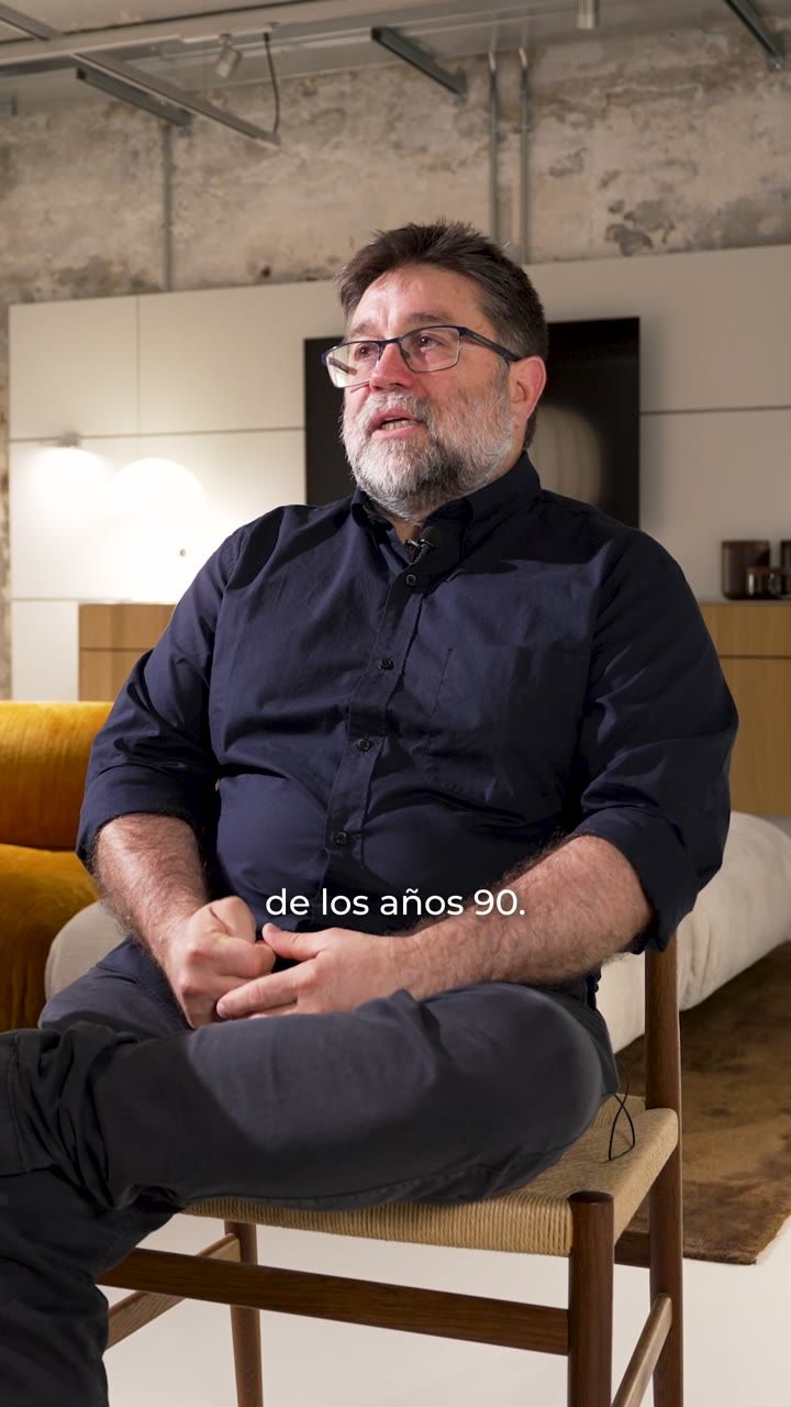 A speaker talks into a microphone at the bulthaup Barcelona event