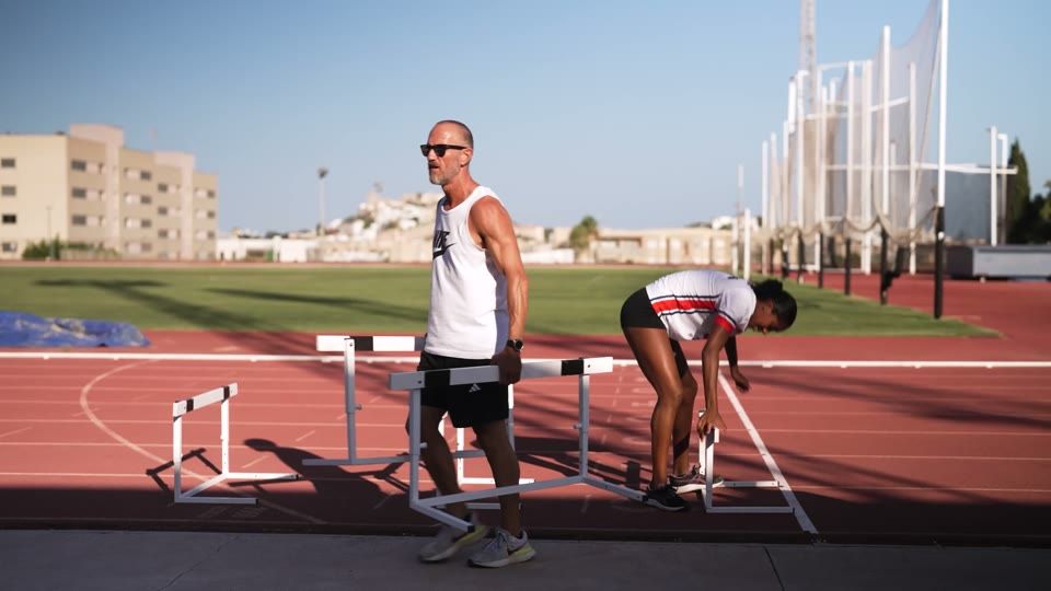 Atletas del Club Atlètic Pitiús entrenando en la pista