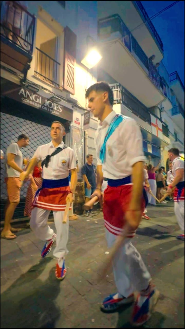 Ball de bastons por las calles de Sitges durante la Festa Major