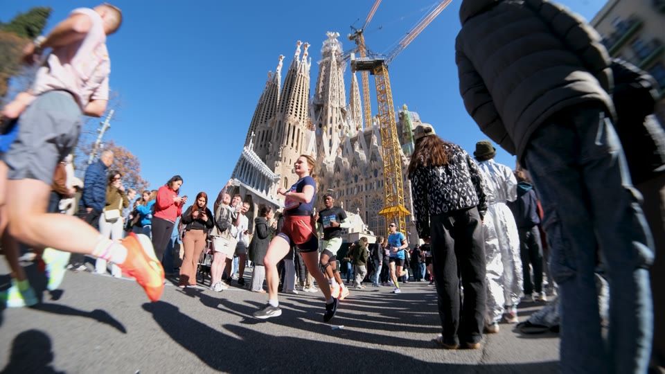 Corredores de la Maratón de Barcelona pasando por delante de la Sagrada Familia