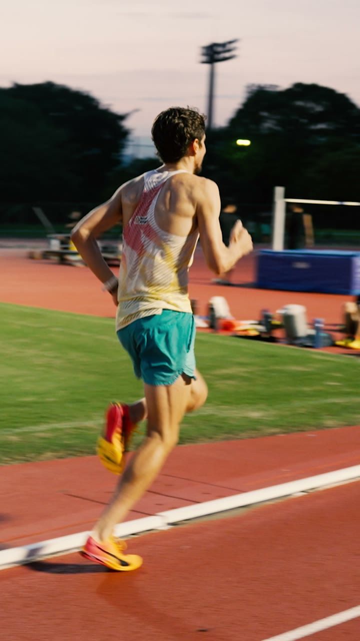 El atleta John Heymans corriendo en una pista de atletismo