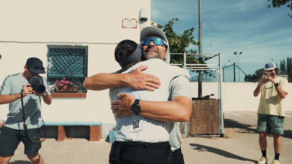 Dos corredores se abrazan durante el reto de 100 km por los Monegros