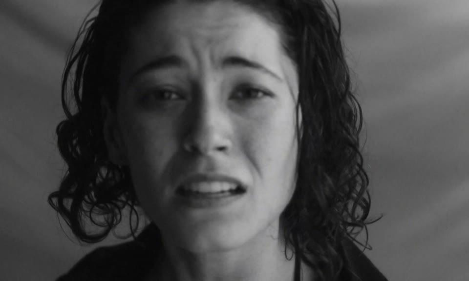 Mireia Pagès en un primer plano en blanco y negro del videoclip «On t’amagues ara?»