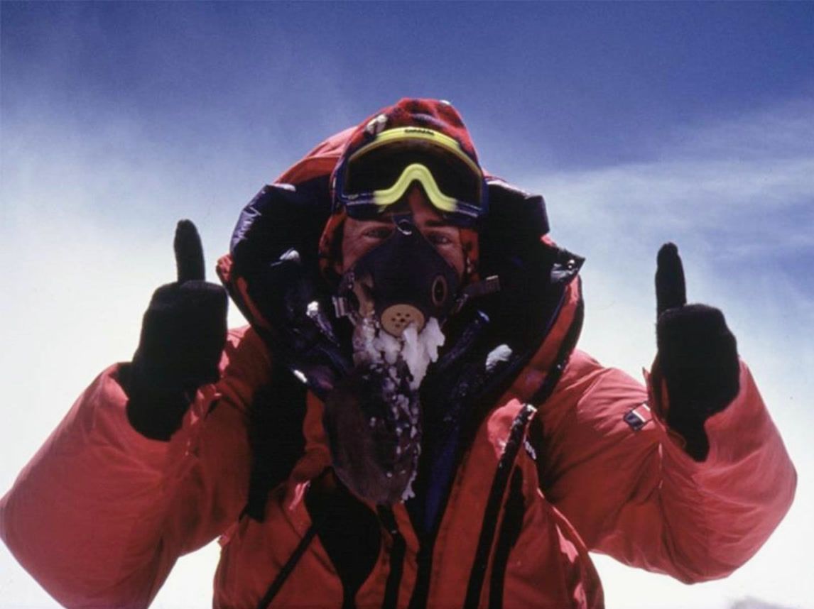 Alpinista en la cima del Everest con la máscara de oxígeno, del documental Summit Price