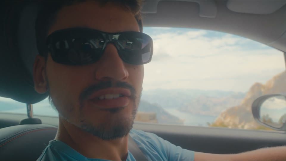 Viaje en coche por Montenegro, con la costa al fondo